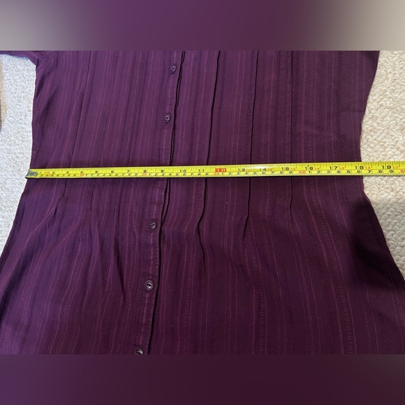 Woolrich Dark Purple Casual button-up blouse. Size Medium. Subtle ribbing/stripe - Picture 10 of 15